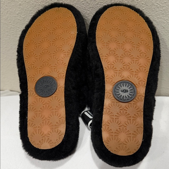 Cozy Black Fuzzy Slippers - Picture 4 of 4